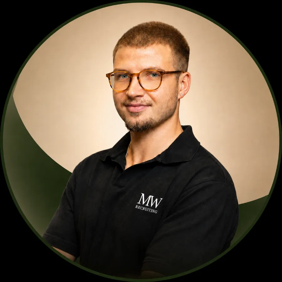 Portrait von Moritz Wolfrum, examinierter Pflegefachmann und Gründer von MW Recruiting